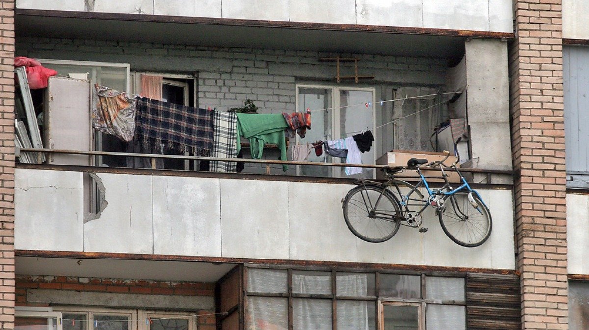 Жителей Киева просят убрать вещи с балконов и держаться подальше от рекламных щитов