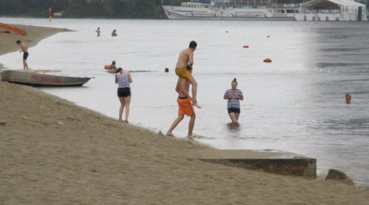В Киеве весь день опасно купаться, ходить на природе группами и носить мокрую одежду