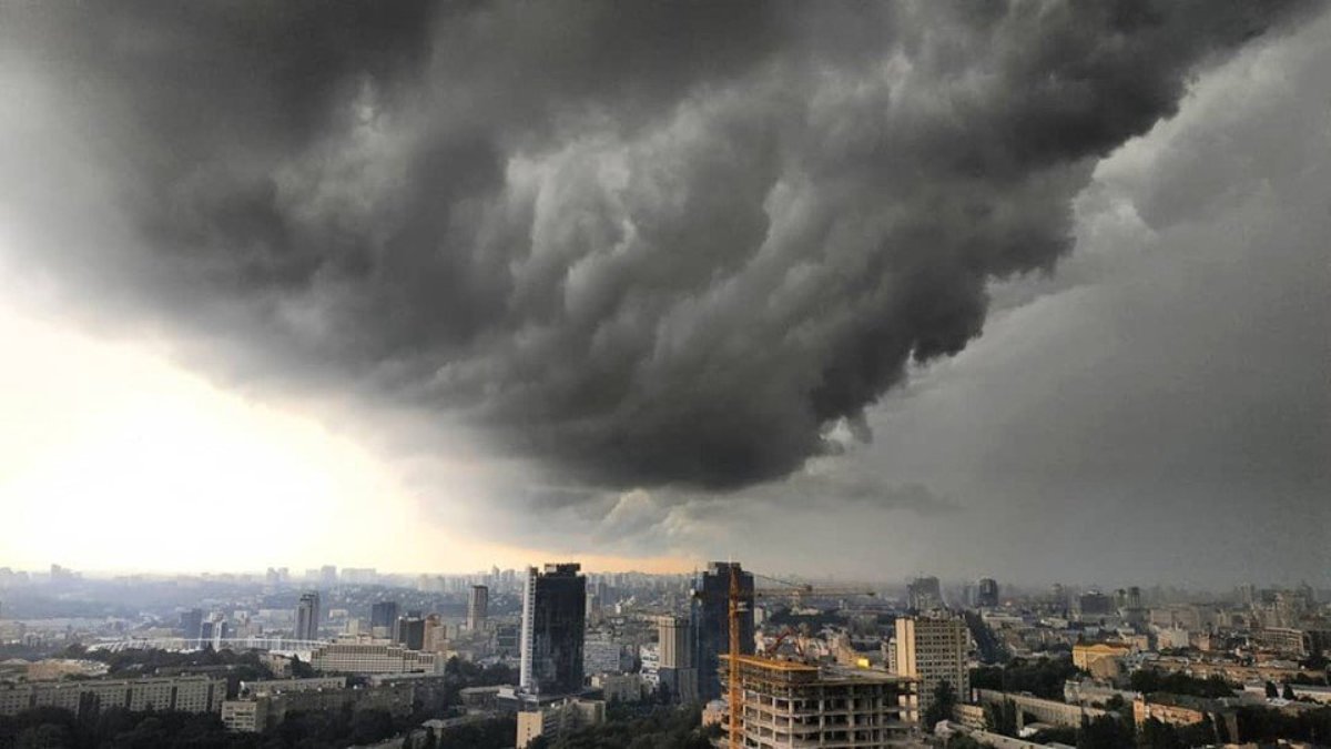 В Киеве объявили первый уровень опасности: что завтра ждать от погоды