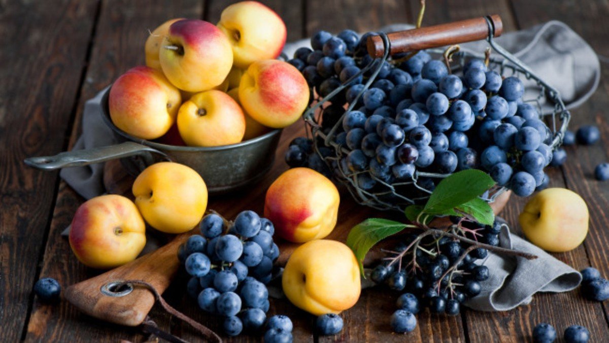 Где в Киеве купить сочные персики и сладкий виноград: адреса