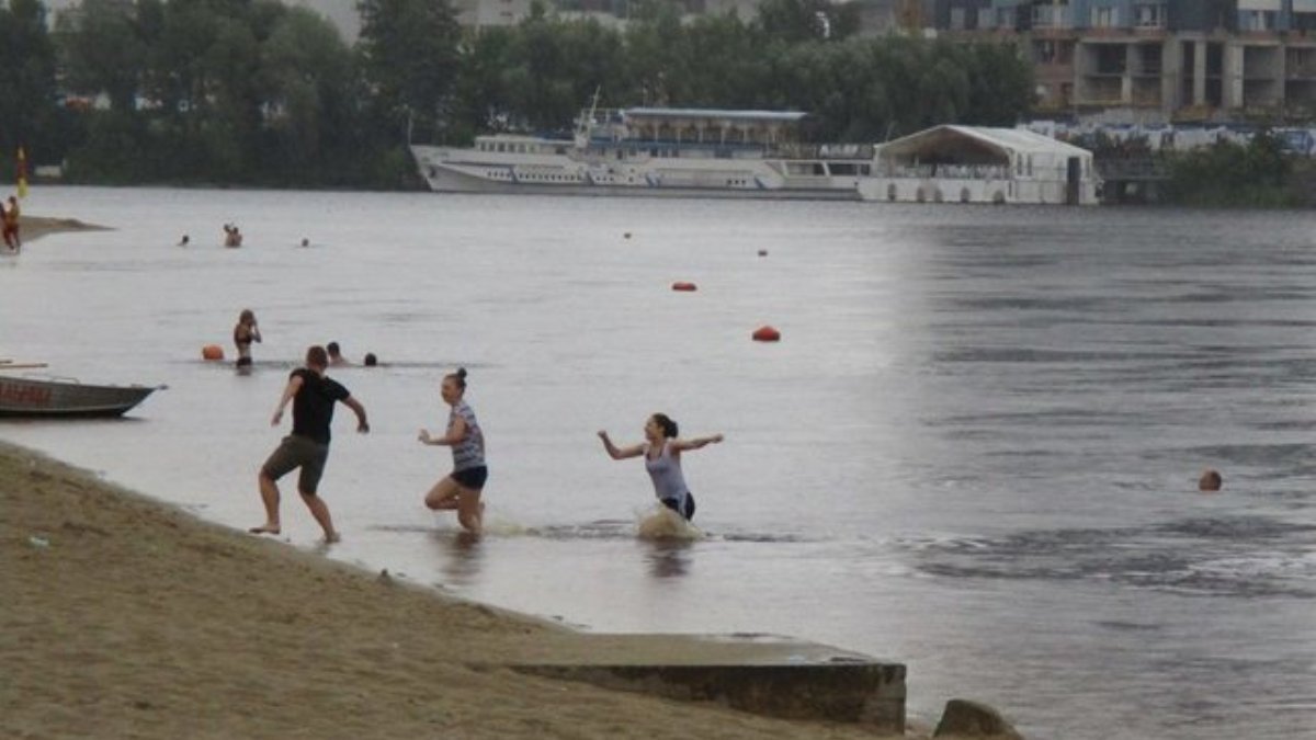 В Киеве будет опасно купаться, ходить на природе группами и носить мокрую одежду