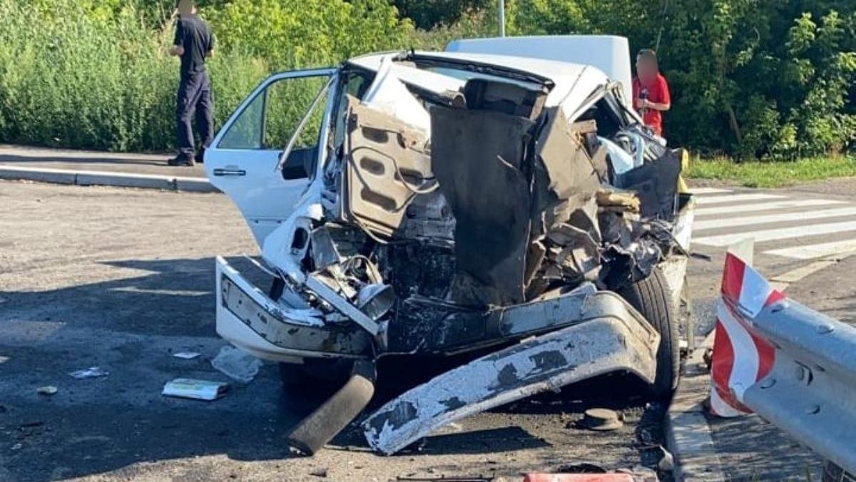 Под Киевом Mercedes влетел в фуру: водитель и пассажирка погибли на месте