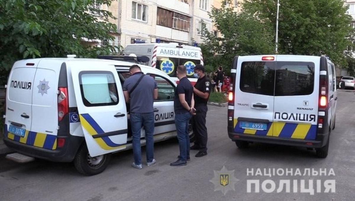 В Киеве на Оболони мужчина с ножом изрезал и до смерти избил жену