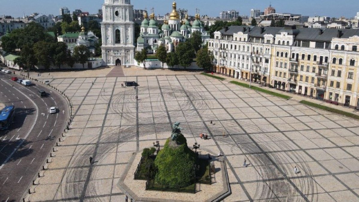 Кто устроил дрифт на Софийской площади в Киеве: что грозит организаторам и реакция властей