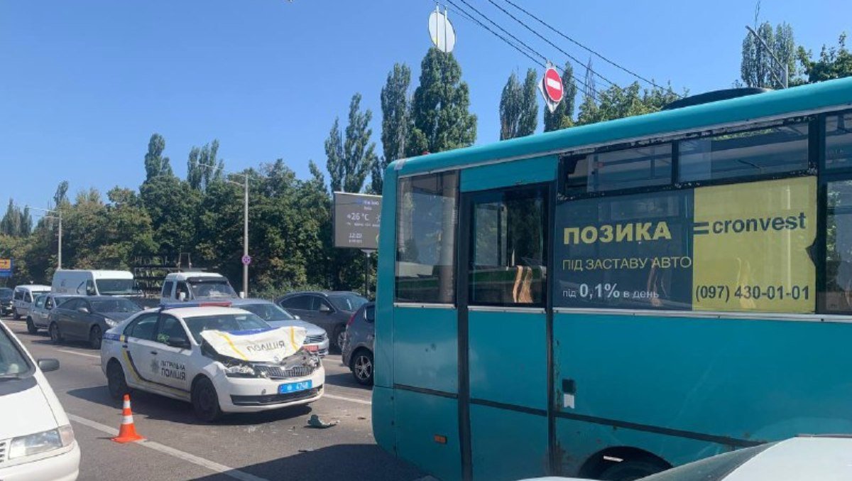 В Киеве полицейская Skoda влетела в маршрутку