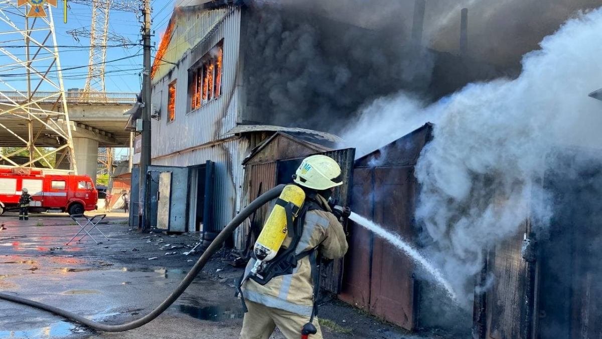 В Киеве сгорел двухэтажный ангар и гаражи с машинами