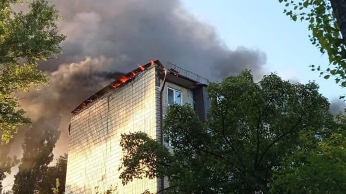 В Киеве на Васильковской загорелась пятиэтажка: жильцов эвакуировали