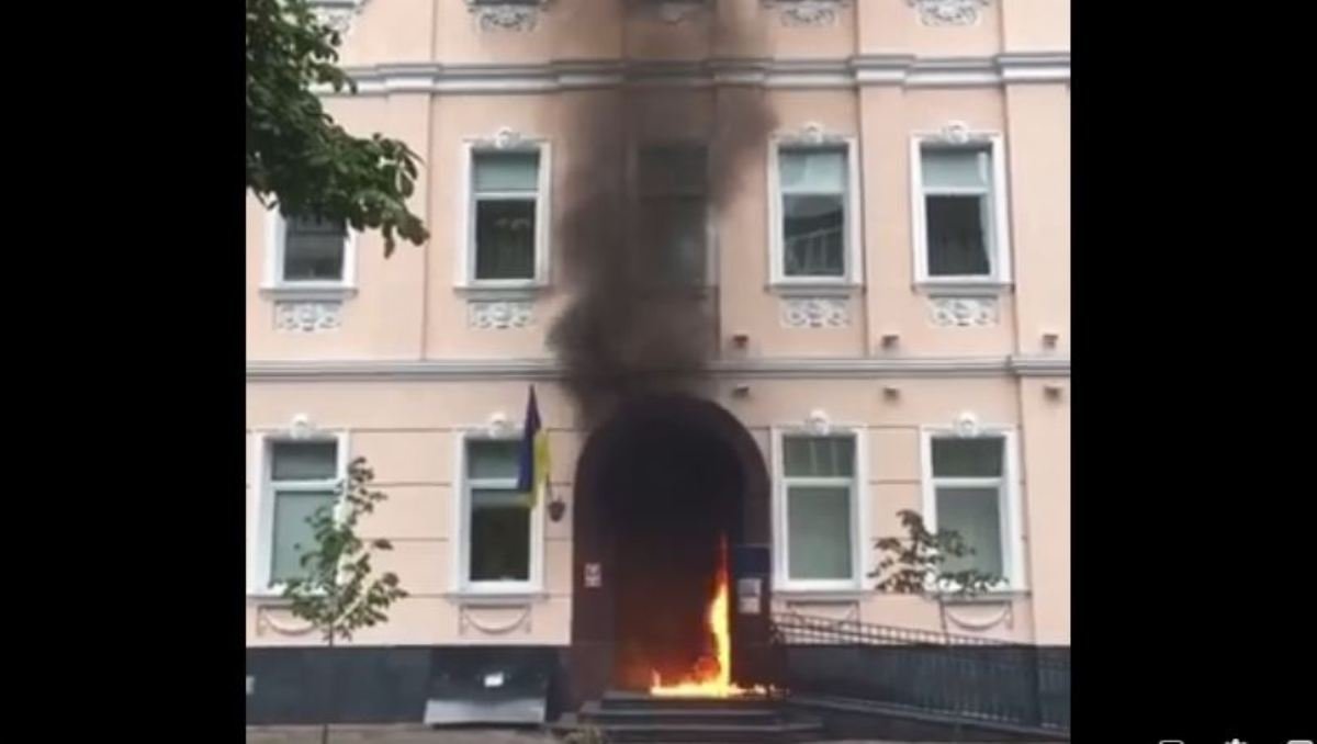 В Киеве в здания суда и офиса омбудсмена бросили "коктейль Молотова"
