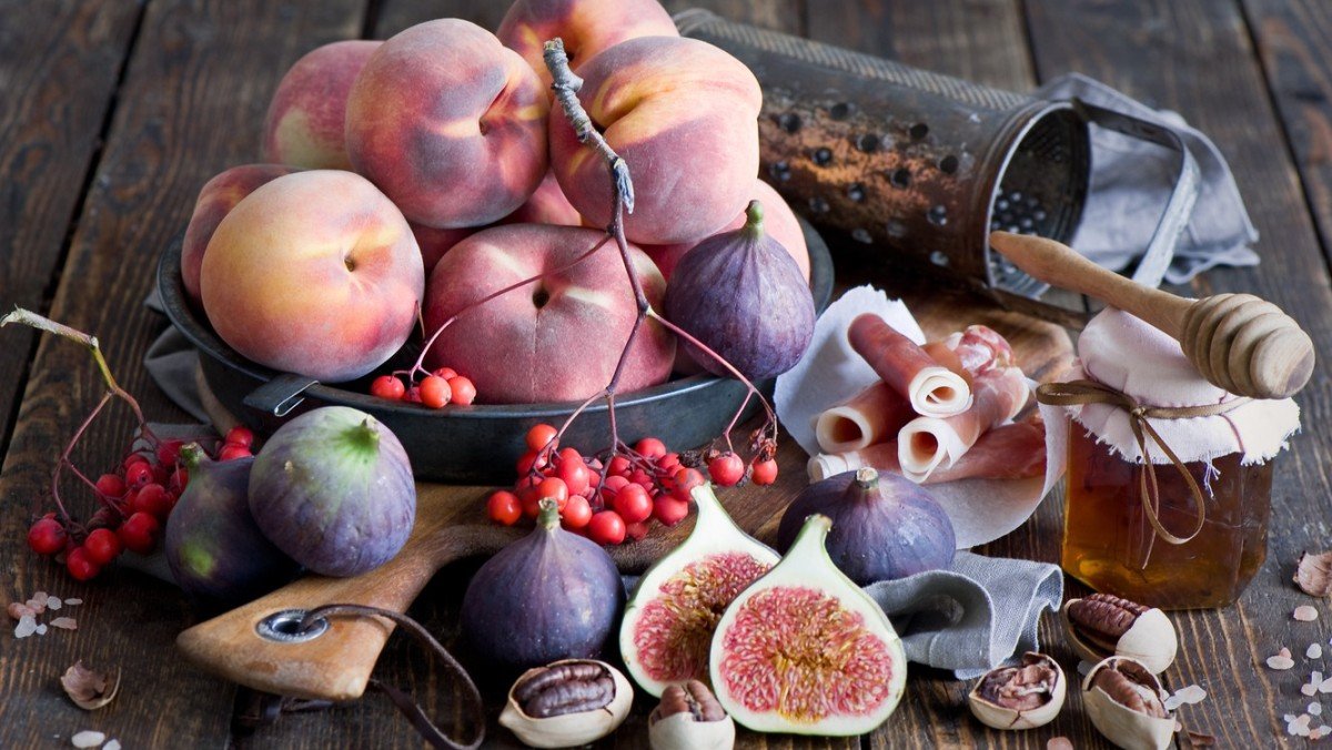Где в Киеве купить сочные персики и спелый инжир: адреса