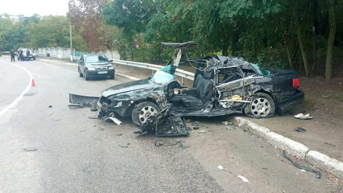 Под Киевом Audi влетел в фуру: в ДТП пострадали дети