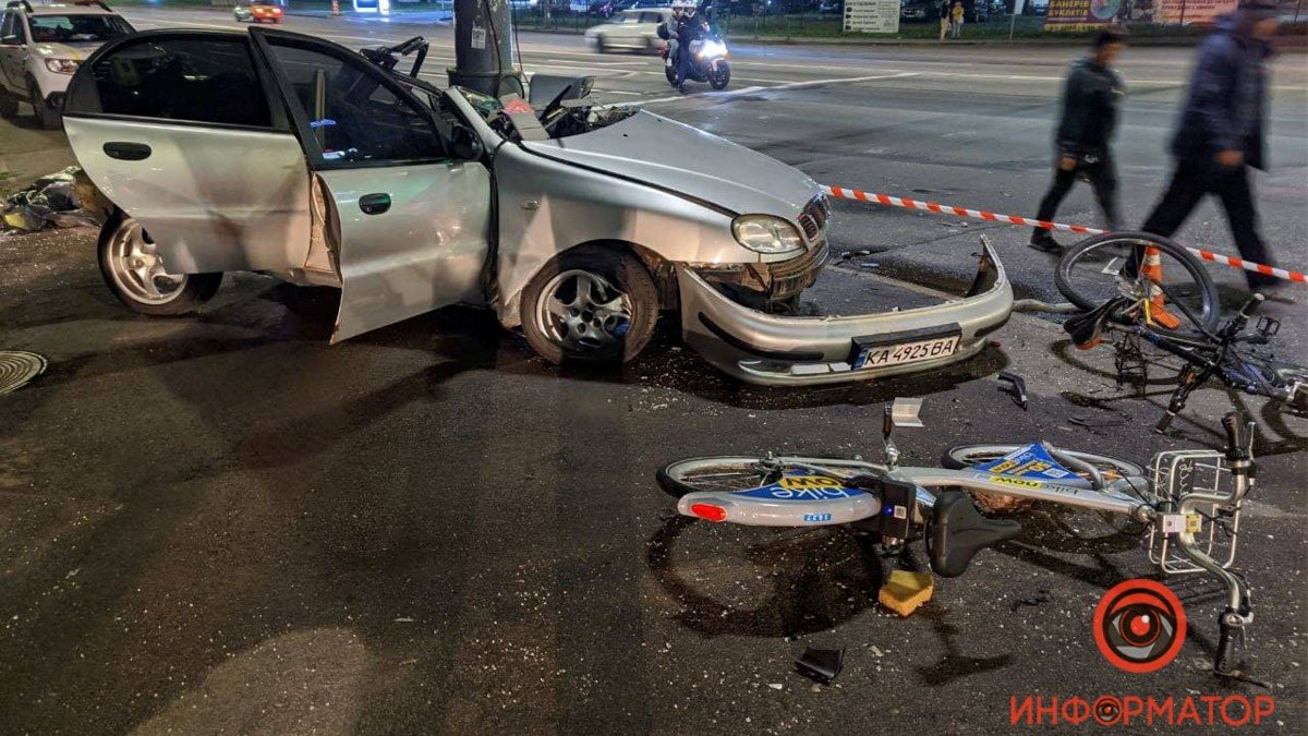 Смертельное ДТП в Киеве на Братиславской: погибшего водителя вырезали спасатели