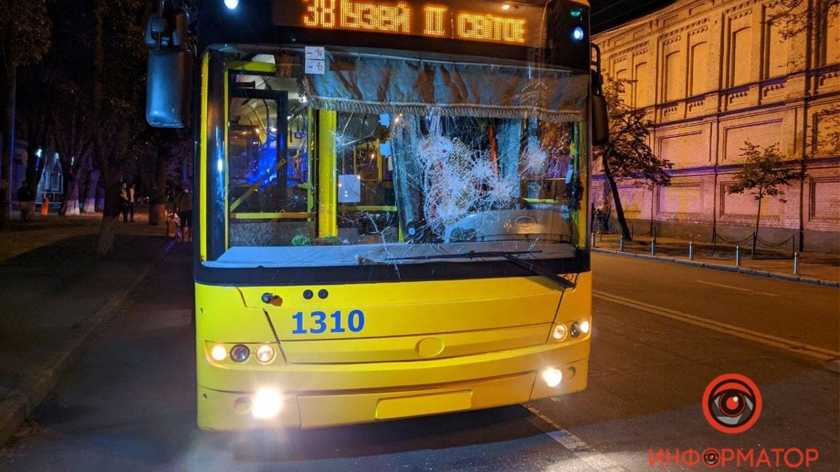 В Киеве неадекватные мужчины напали на водителя троллейбуса, разбили лобовое и пытались угнать мотоцикл доставщика еды