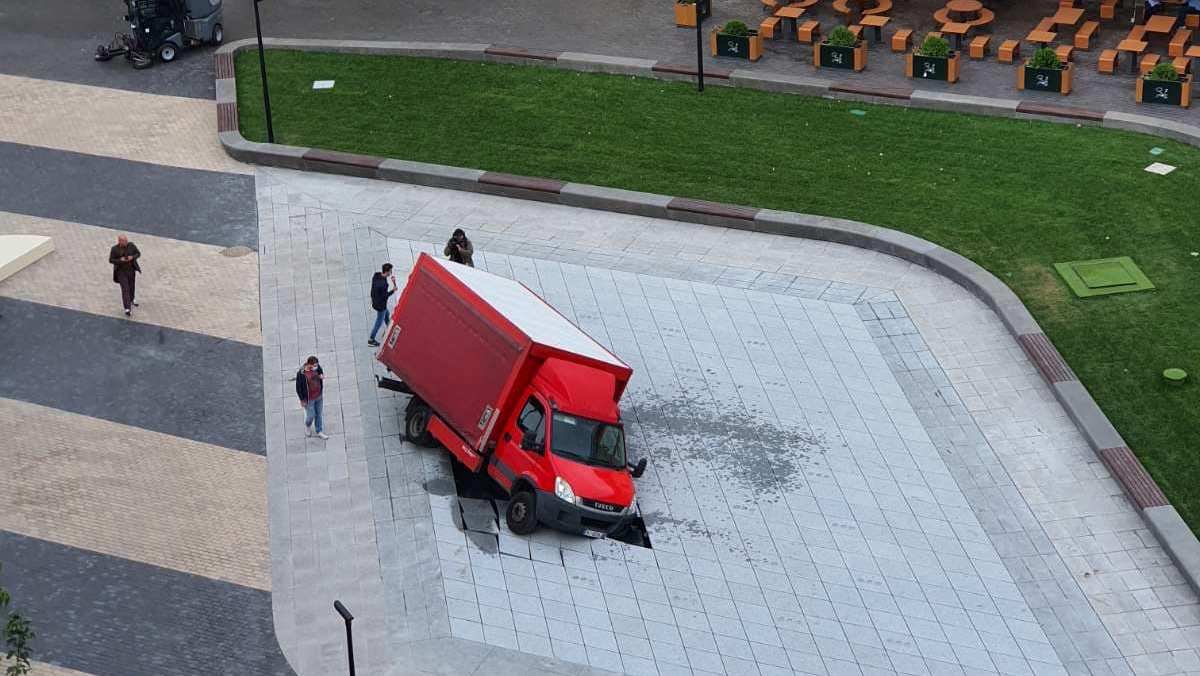 Новый фонтан на Арсенальной площади не прожил и суток: в него провалился грузовик