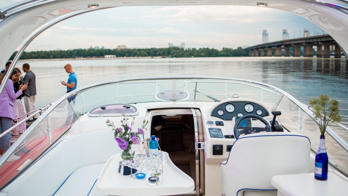 В Киеве компания Sparkling Boats презентовала новую яхту для прогулок по Днепру: как она выглядит и сколько стоит аренда