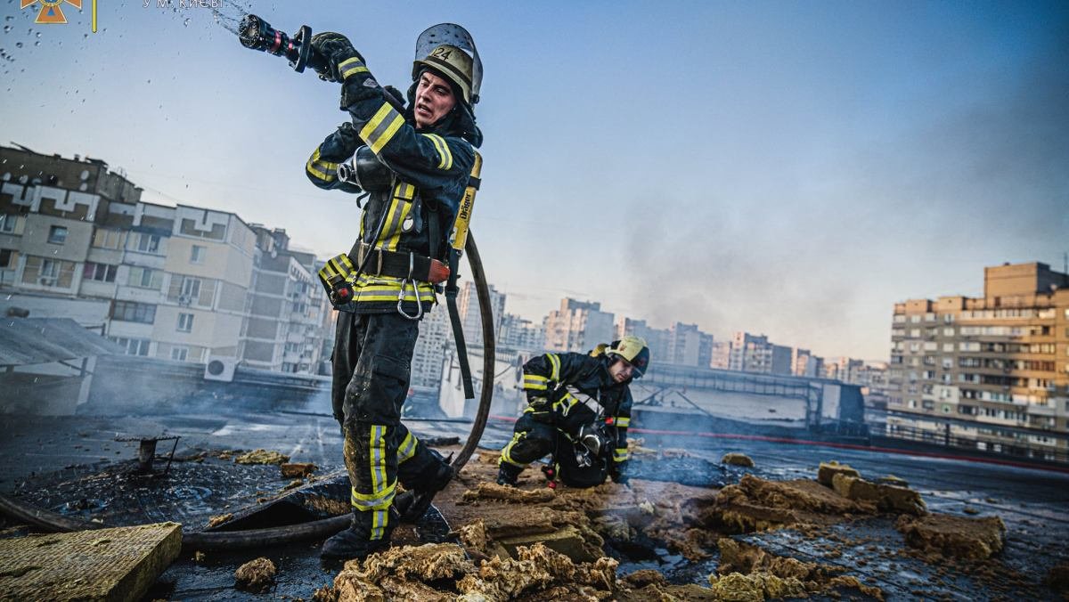 В Киеве горел бизнес-центр "Колизей": во время пожара в лифте застряла девушка