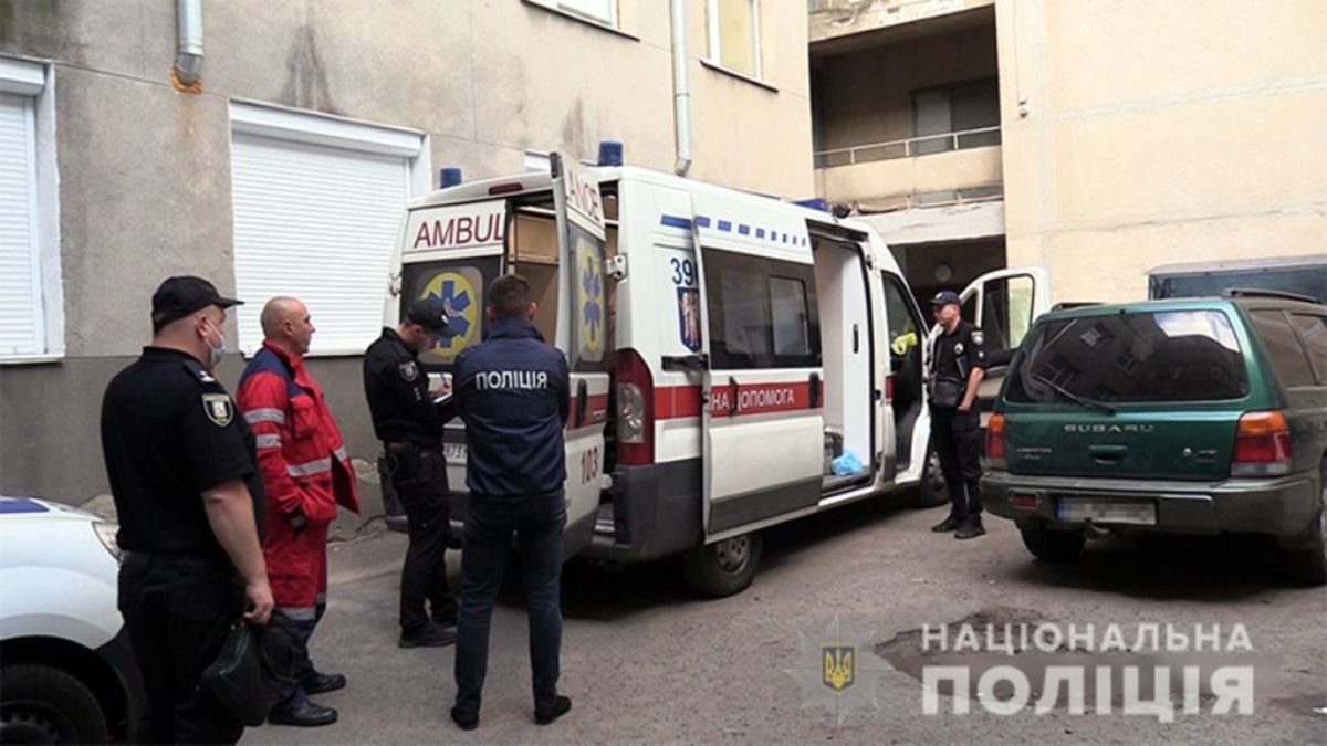 В Киеве во время пьянки в квартире мужчину ударили ножом в ногу: он умер до оказания медпомощи