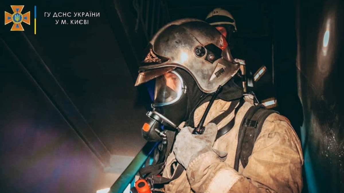 В Киеве на Троещине в многоэтажке загорелся балкон