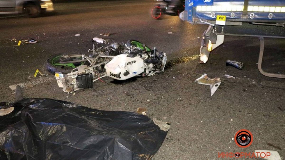 В Киеве мотоциклист влетел под фуру: байкер погиб на месте