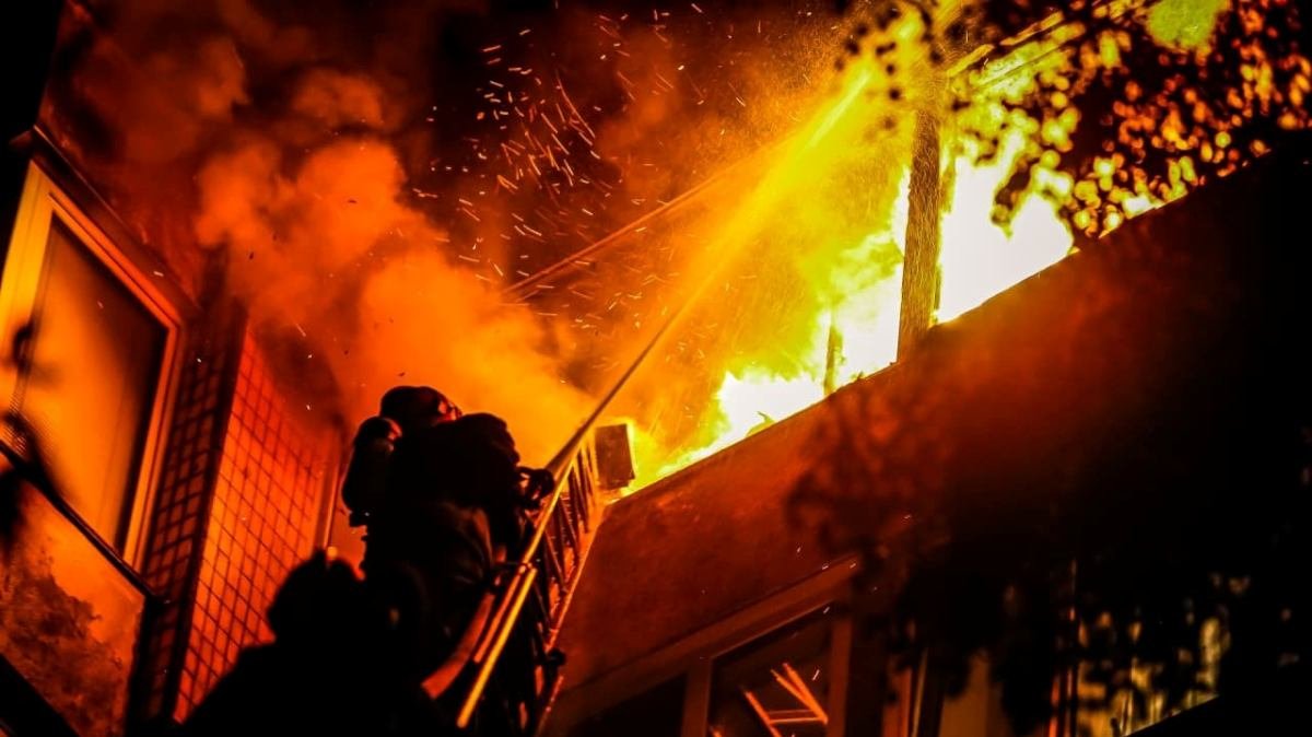 В Киеве в горящей квартире погибла женщина