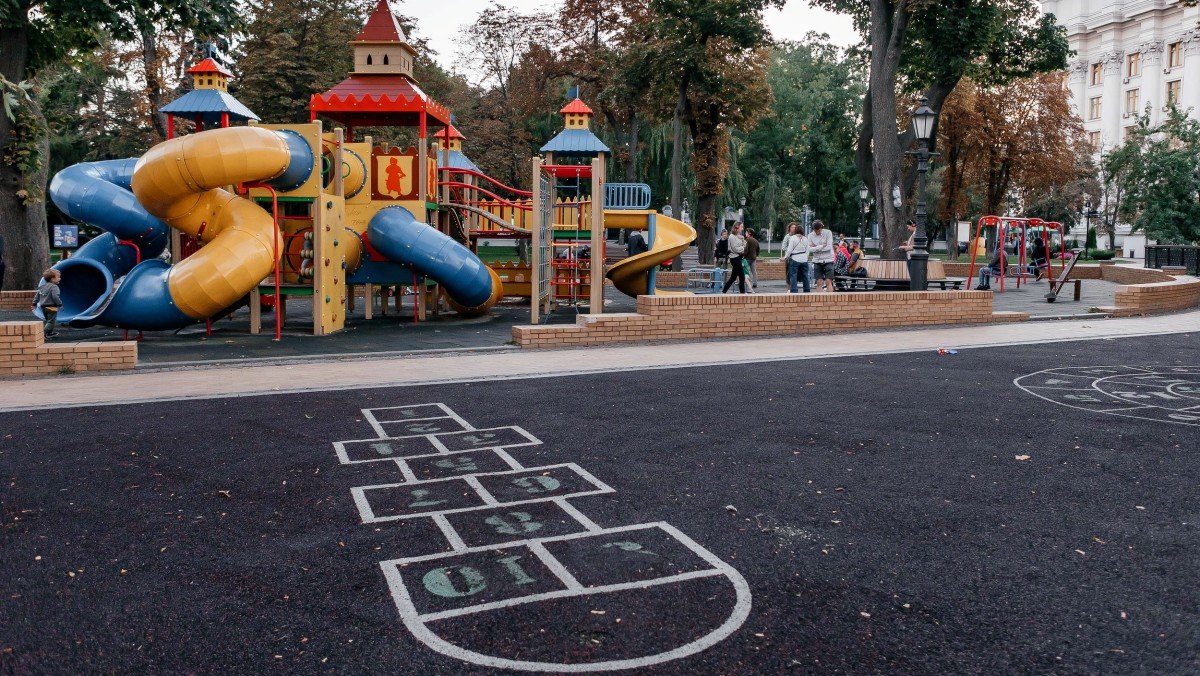 В Киеве покажут спектакль на детской площадке: кто, где и когда