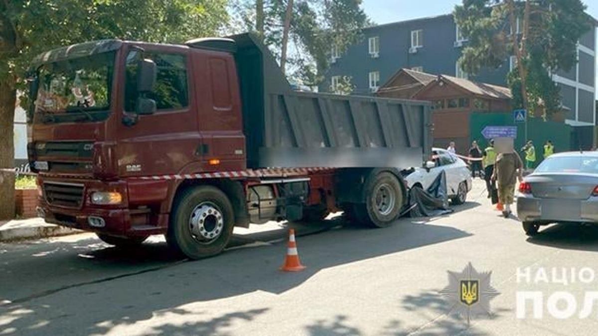 В Киеве пьяный водитель Honda сбил мопед  и влетел в грузовик: погибла женщина