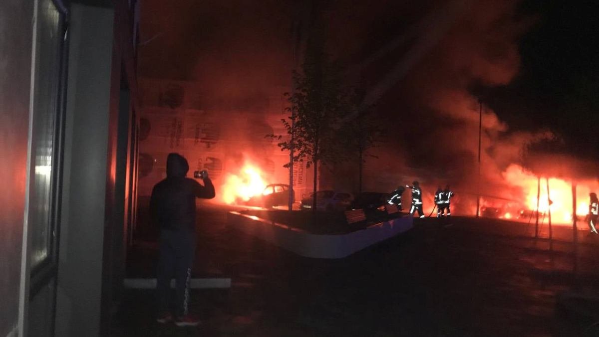 Под Киевом подожгли автомобили на стоянке нового ЖК: это уже второй случай