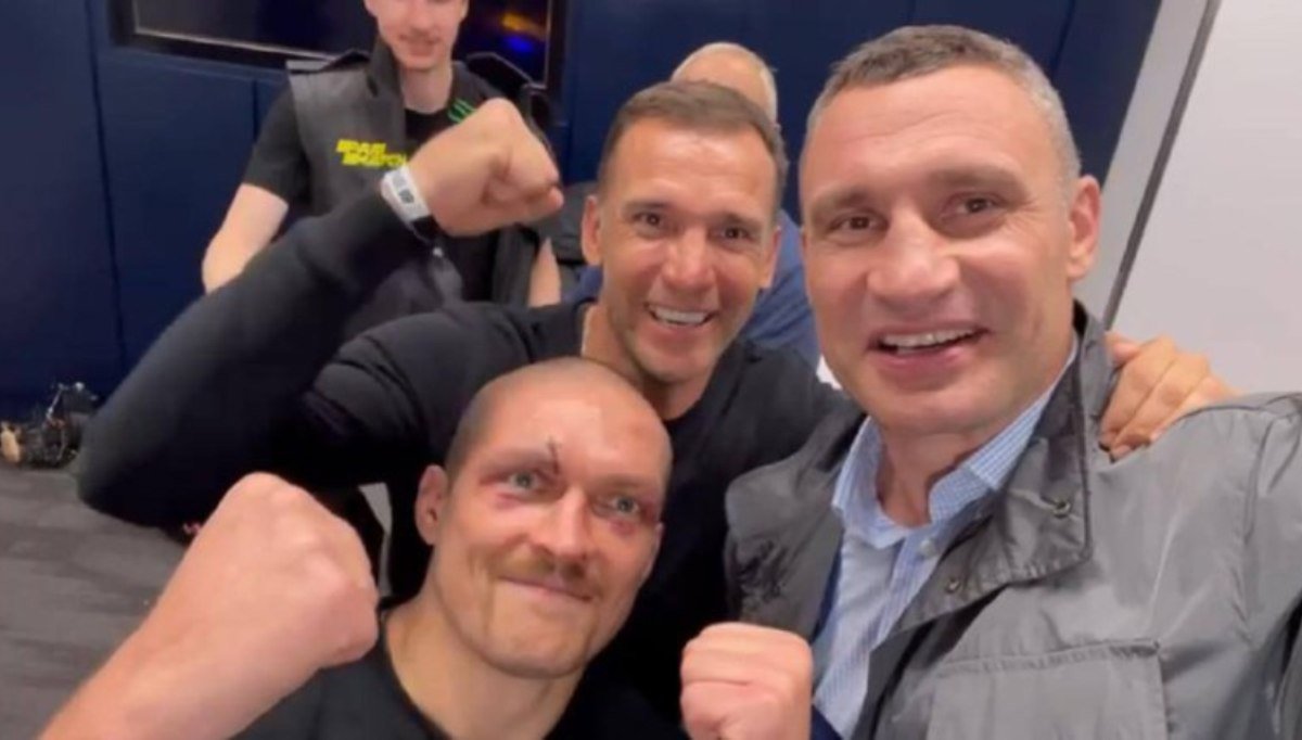 Нас устраивает только победа: как Кличко из раздевалки поздравил нового чемпиона мира Александра Усика