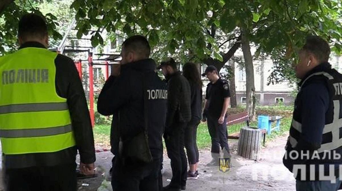 В Киеве на детской площадке нашли тело женщины с множественными ножевыми ранениями