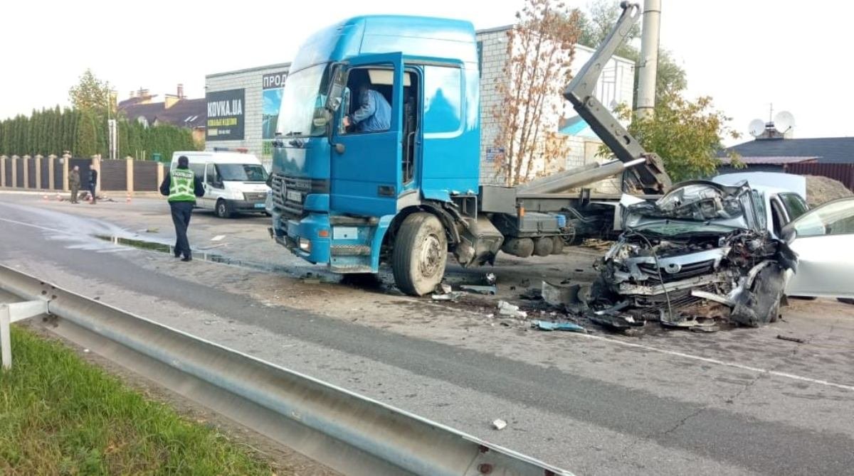 Под Киевом Toyota влетела в мусоровоз: два человека погибли