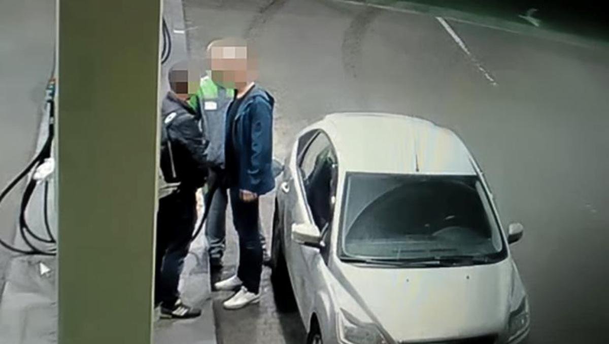 В Киеве на АЗС пассажир такси до смерти избил пьяного мужчину: видео момента
