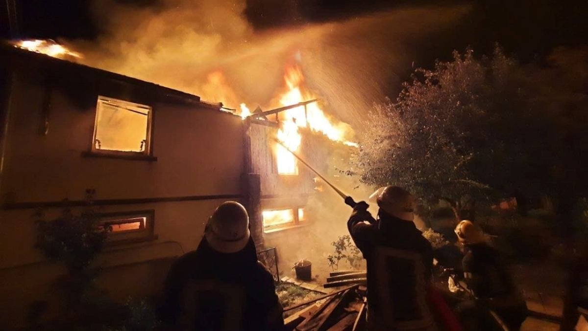 В Киеве на Русановских садах сгорел дом с человеком внутри