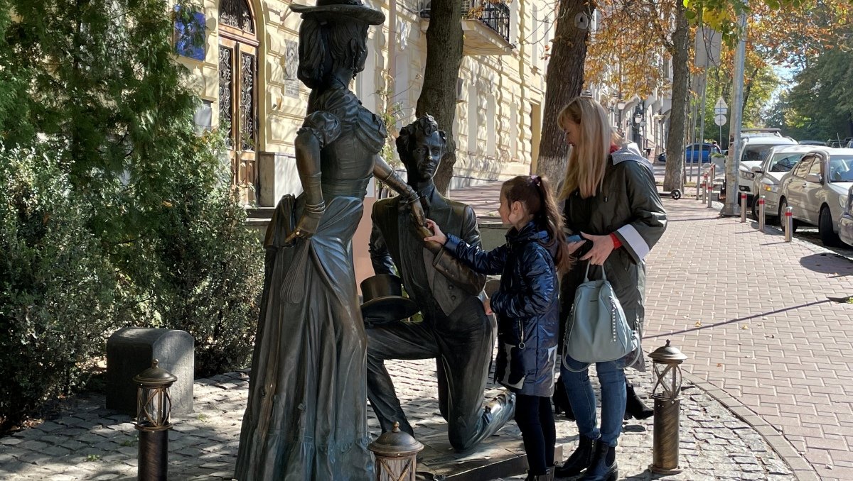 В Киеве на Андреевском спуске заговорила скульптура Прони Прокоповны