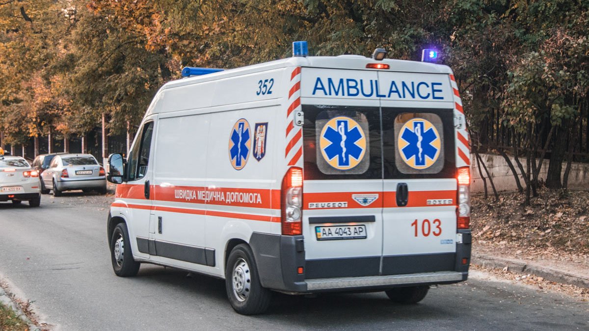 В Киеве с 10 этажа выпала девочка: ребенок погиб