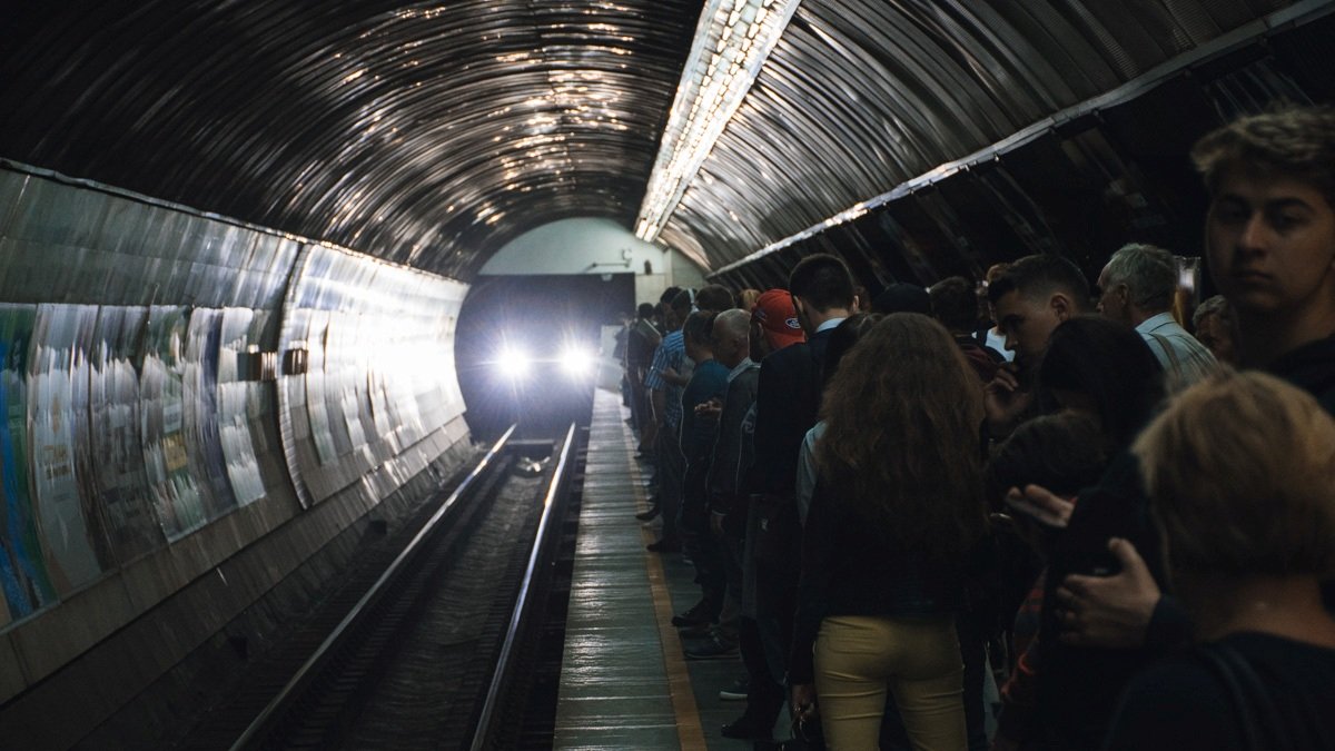 В Киеве самокат остановил работу метро