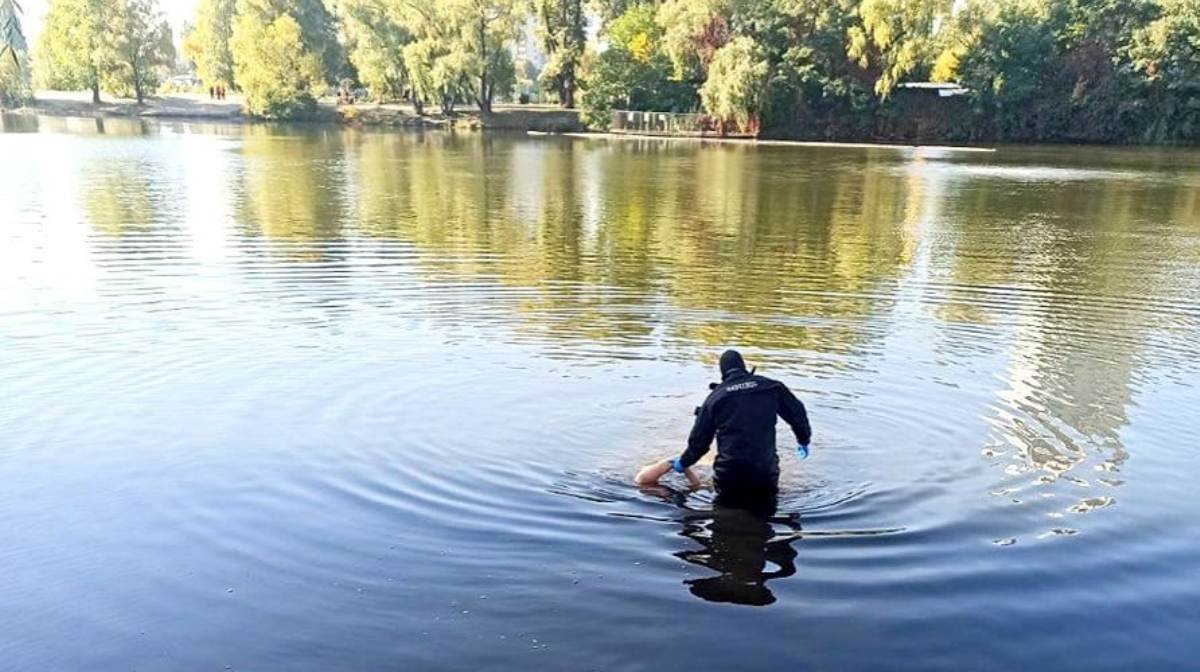 В Киеве из озера достали тело человека