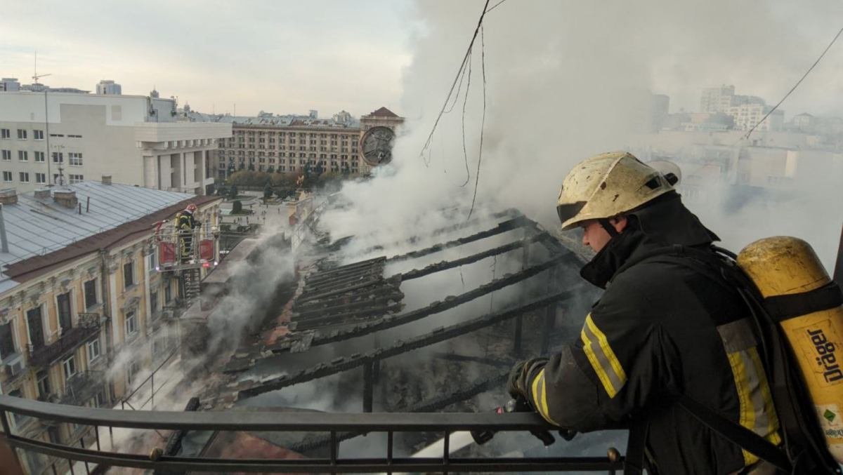 В Киеве возле Майдана загорелся жилой дом