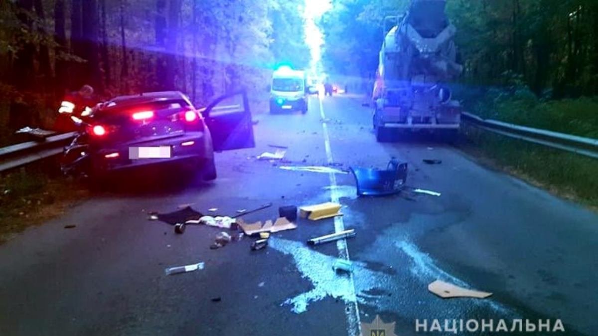 В Киеве Mitsubishi лоб в лоб влетел в бетономешалку: водитель погиб на месте