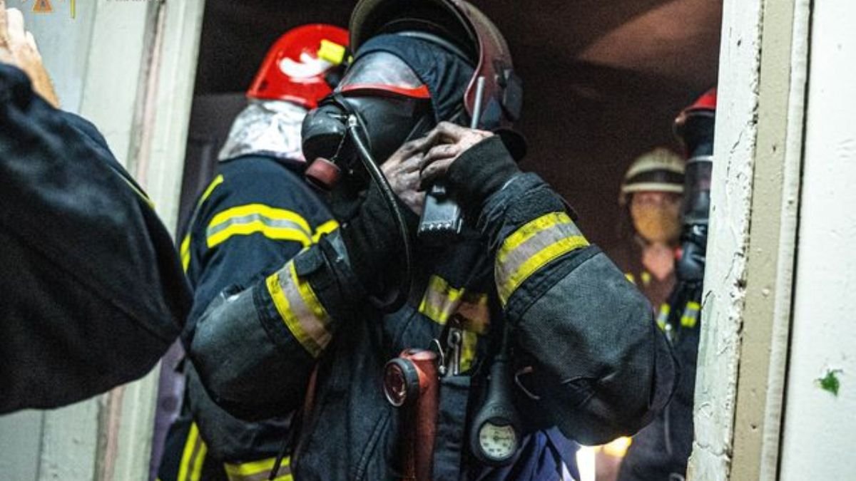 В Киеве из-за загоревшейся стиральной машины в квартире погиб человек