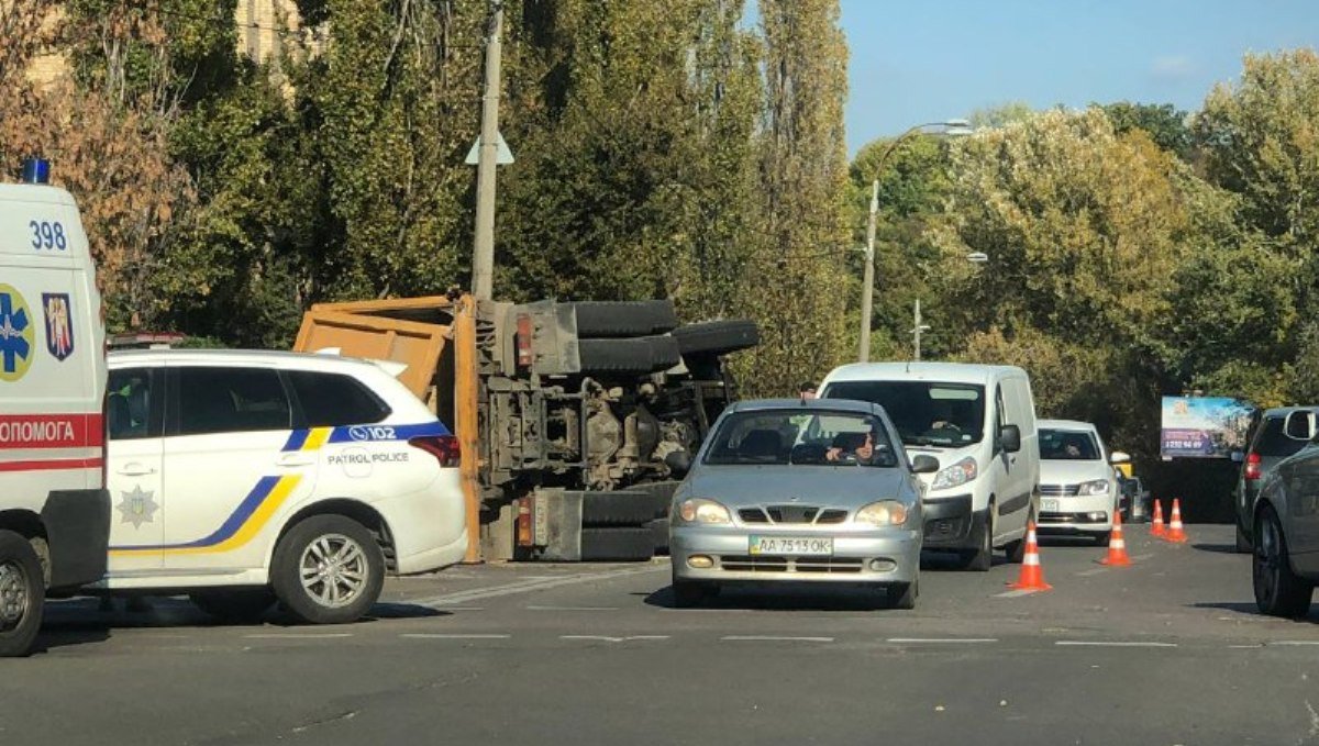 В Киеве на Кайсарова перевернулся грузовик: движение усложнено