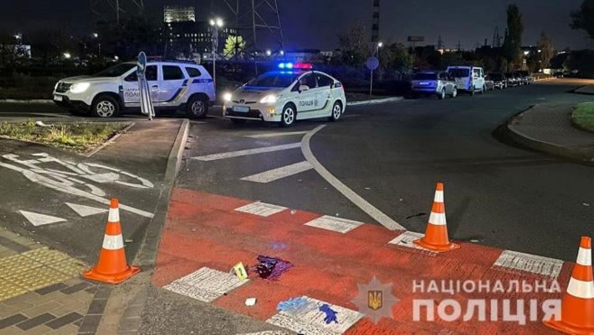 В Киеве пьяный водитель грузовика сбил двух человек на пешеходном переходе
