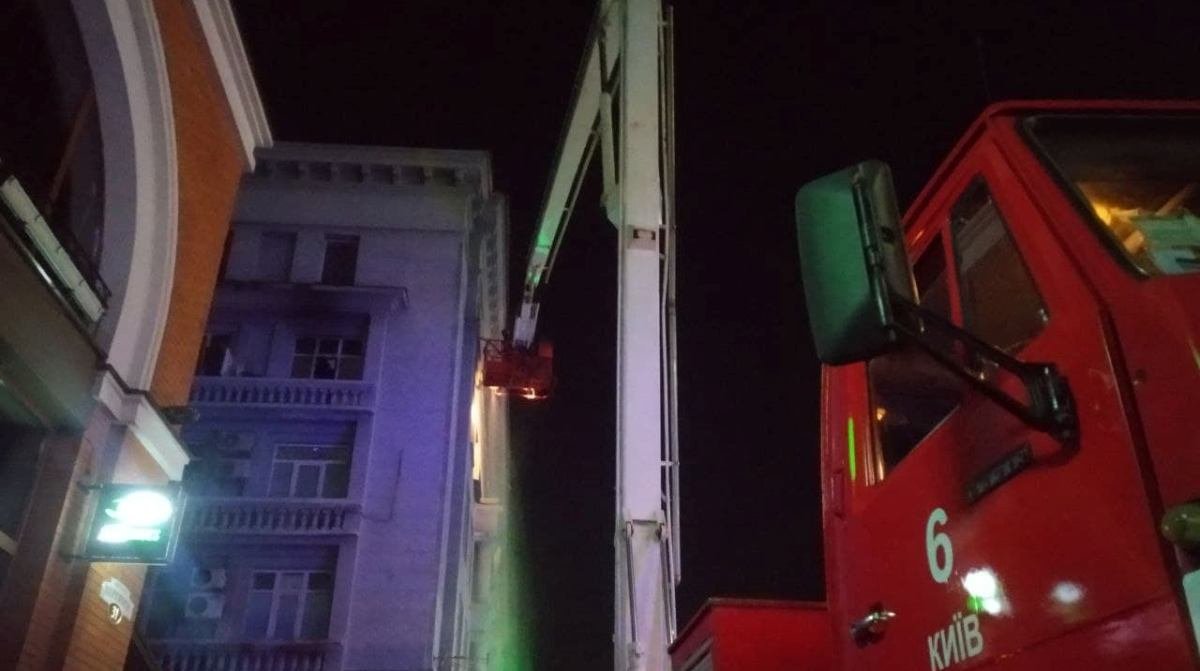 В Киеве во время пожара людей снимали с балкона: погиб пенсионер