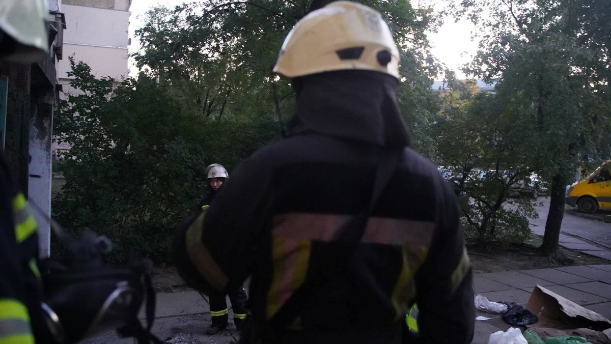 В Киеве из горящей квартиры в Днепровском районе спасли двух человек