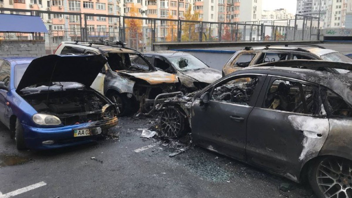 В Киеве на Теремках во дворе ЖК сгорели пять автомобилей