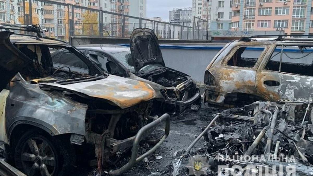 В Киеве во дворе ЖК сгорели пять автомобилей: полиция расследует поджог