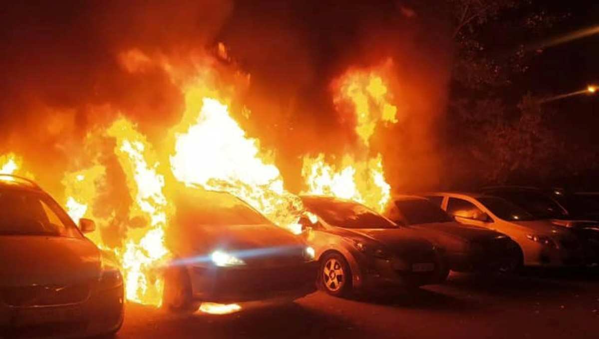 Еще один пожар на парковке: на Харьковском во дворе ЖК сгорели 4 машины