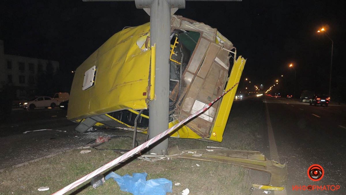 В Киеве Volkswagen влетел в автобус с пассажирами: пострадали шесть человек