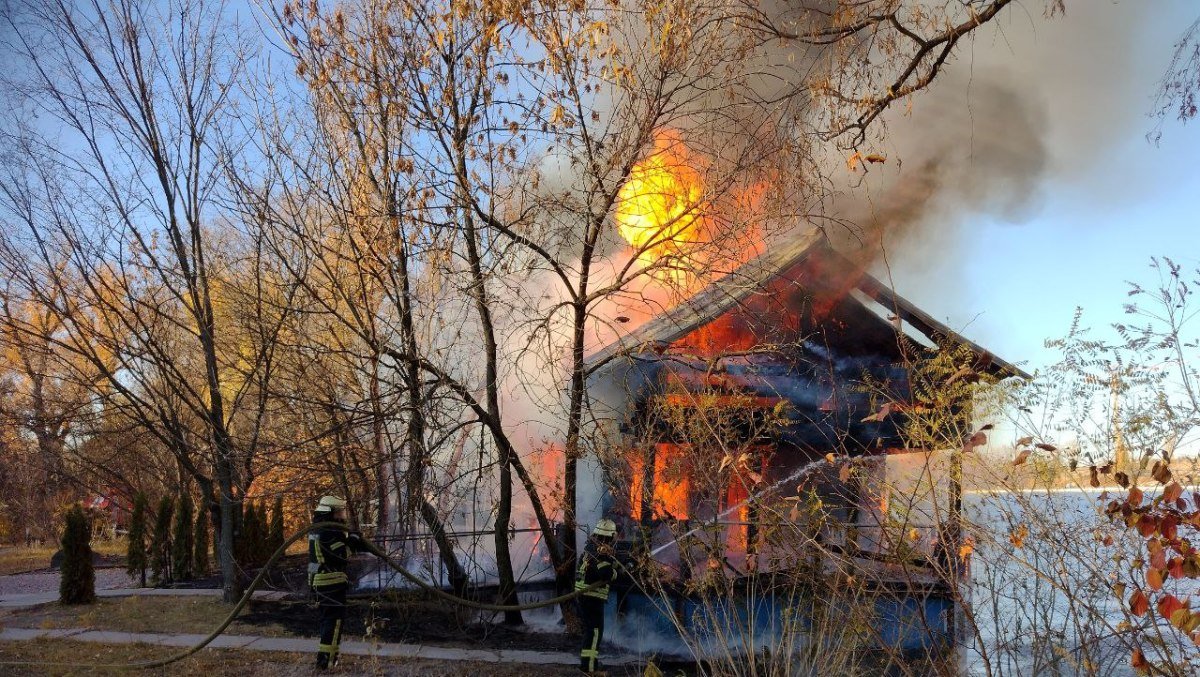 Столб дыма виден из разных уголков Киева: в Гиропарке горит здание