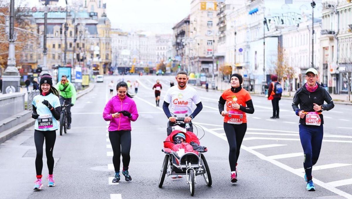 Впервые в Украине участник с диагнозом СМА преодолел марафон.  Как прошел 12-й WIZZ AIR KYIV CITY MARATHON 2021
