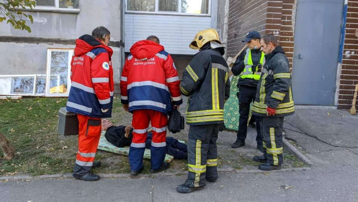 В Киеве на Троещине из горящей квартире спасли двух человек: пьяного мужчину и старушку