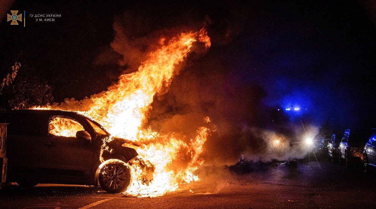 Очередной пожар на парковке в Киеве: во дворе жилого дома сгорели автомобили